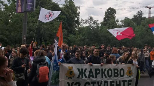 transparent Žarkovo uz studente na protestu
